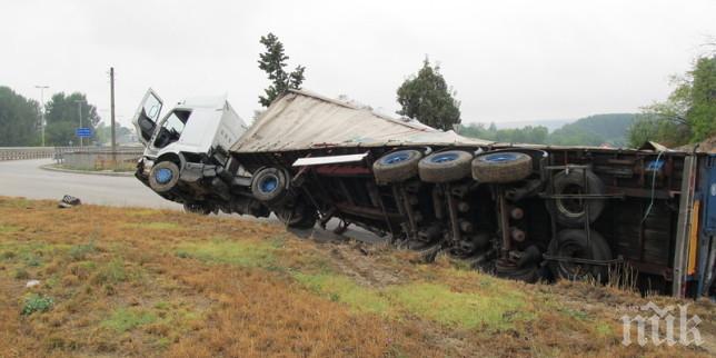 Камион с деца падна в река