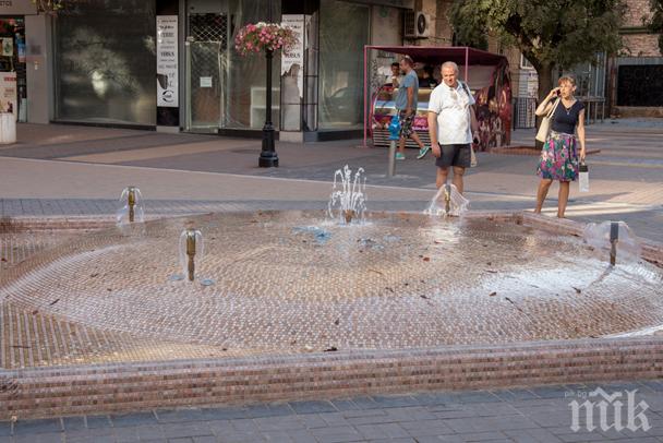 Деца ползват фонтана в Ботевград като басейн