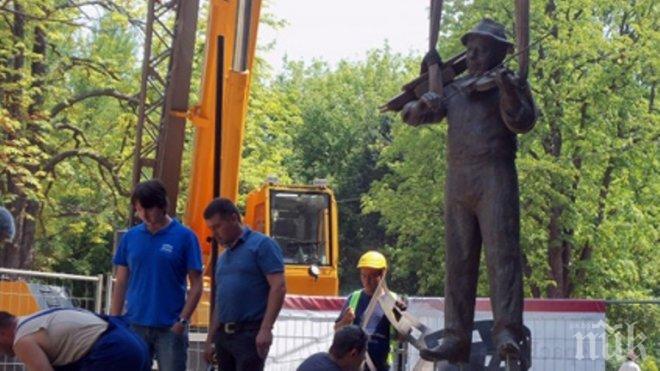 Поставиха Тодор Колев върху сцена от брокат (снимка)