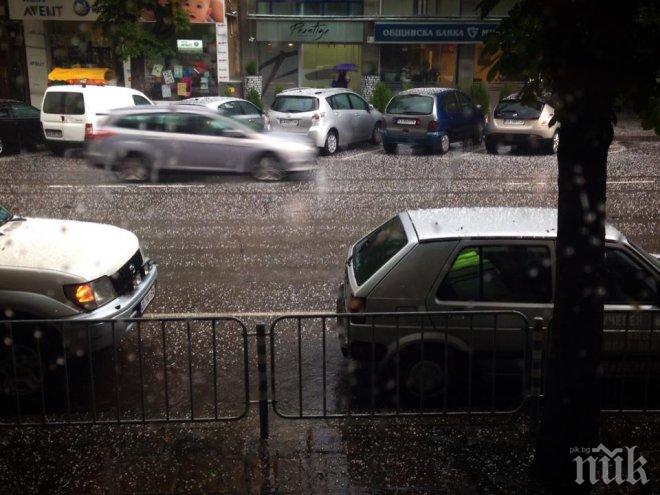 Синоптиците от БАН предупреждават: Внимание! Пак ще е много горещо, но ни чакат и внезапни бури!