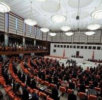 Екшън в турския парламент: Депутати се млатиха заради миньорите в Сома