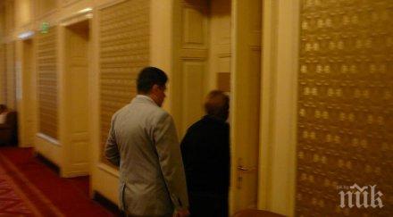 извънредно отстранените шефове фонд земеделие пристигнаха парламента влязоха стаята коалиция българия снимки