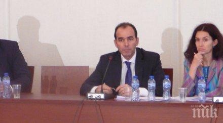 ройтерс българия опитва справи тежкия финансов скандал години насам