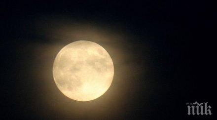 супер луна изгрява нощта юли