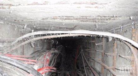 крадци копаят изкопа метра телефонен кабел