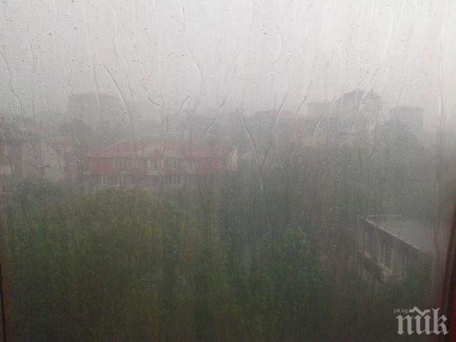 Мощен порой с гръмотевици над София