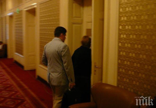 Извънредно! Отстранените шефове на фонд „Земеделие“ пристигнаха в парламента, влязоха в стаята на „Коалиция за България“ (снимки)