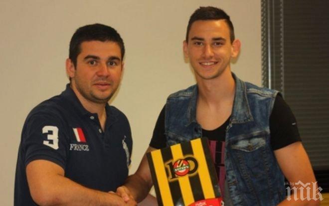 Младежки национал подписа с Ботев (снимка)