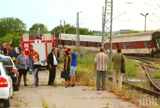 Започна вдигането на дерайлиралите вагони, повече от 10 са ранените