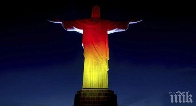 Осветиха статуята на Исус в цветовете на Аржентина и Германия 