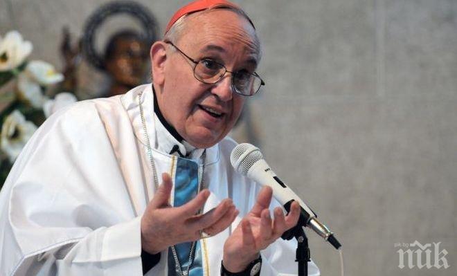 Папа Франциск призова вярващите да се молят за предшественика му Бенедикт