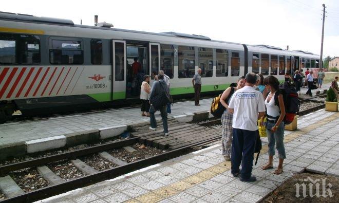 Автобуси извозват пътници на БДЖ заради дерайлиралия товарен влак днес