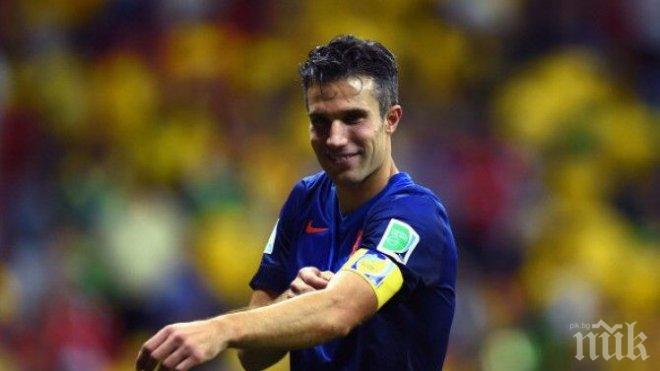 Ван Перси с уникален жест, подари медала си на фен на лалетата