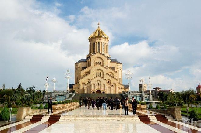 Поклонението пред Едуард Шеварднадзе ще продължи днес и утре в храма „Самеба” в Тбилиси Поклонението пред Едуард Шеварднадзе ще продължи днес и утре в храма „Самеба” в Тбилиси