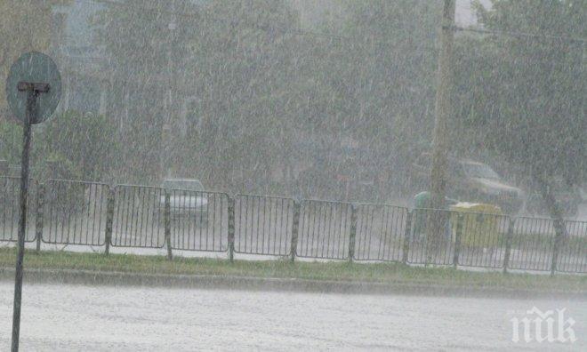 Дъждът предизвика сериозно задръстване от Кабакум към Варна (снимки)