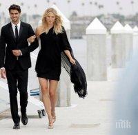 Шарапова блести под ръка с манекен - авер на Ирина Шейк (снимки)
