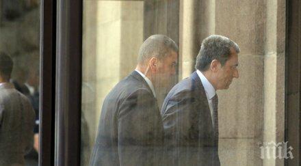 президентството става горещо освиркаха бурно михаил миков орешарски бойко безмълвен мерджанов изблъска грубо журналист снимки