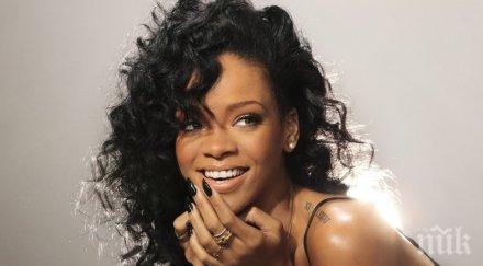 риана отново скандализира разголи маракана снимки