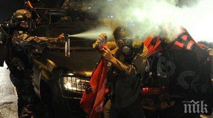 демонстранти протестират около маракана полицията пръска спрей