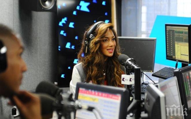 Никол Шерцингер пропя за Манчестър Юн и Ван Перси (видео)