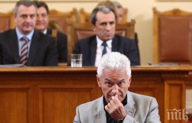 Волен Сидеров се завръща в парламента, ще държи реч за оставката на Орешарски