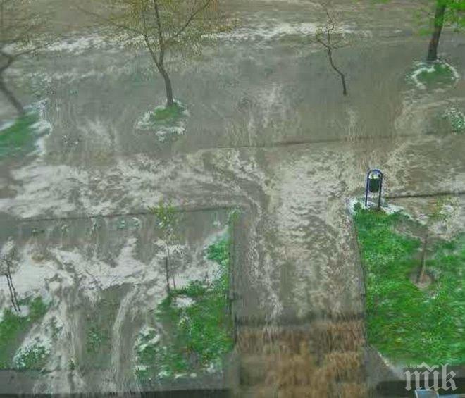 Кошмар! Приморско под вода. Ропотамо преля, има закъсали хора и обърнати автобуси (обновена)
