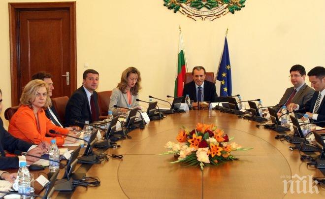 Правителството иска КТБ да работи, обеща да помогне за изплащането на гарантираните депозити