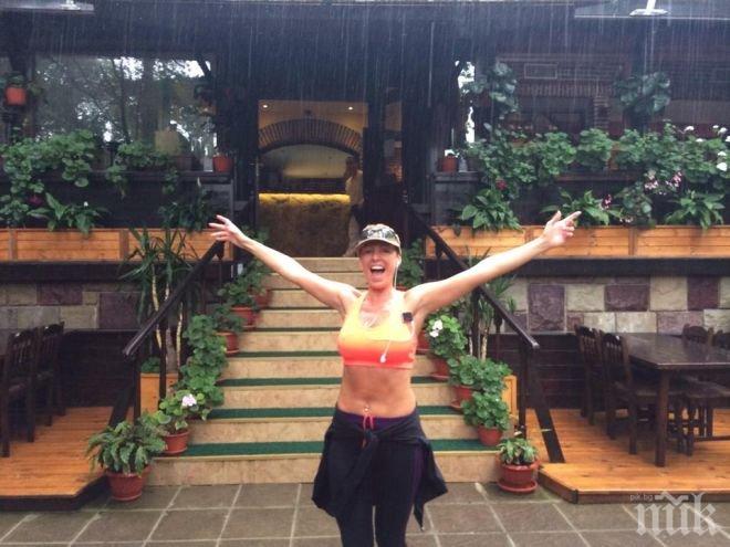 Джина Стоева пее под дъжда (снимка)