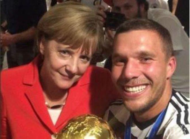 Шоу! Меркел празнува в съблекалнята на Германия, вижте как се прегръща с героите от Бундестима (снимки)