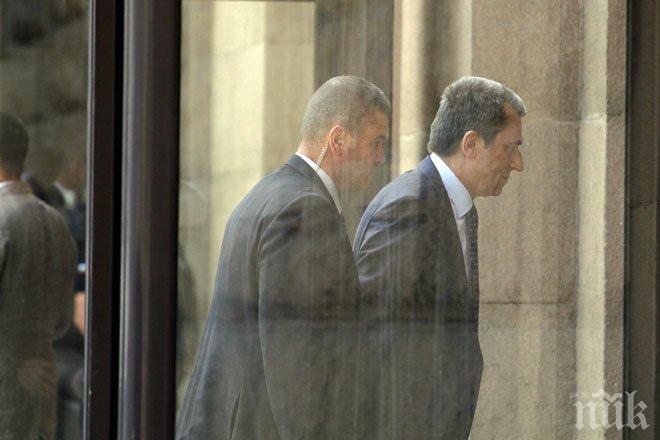 Пред президентството става горещо! Освиркаха бурно Михаил Миков и Орешарски! Бойко е безмълвен, а Мерджанов изблъска грубо журналист (снимки)