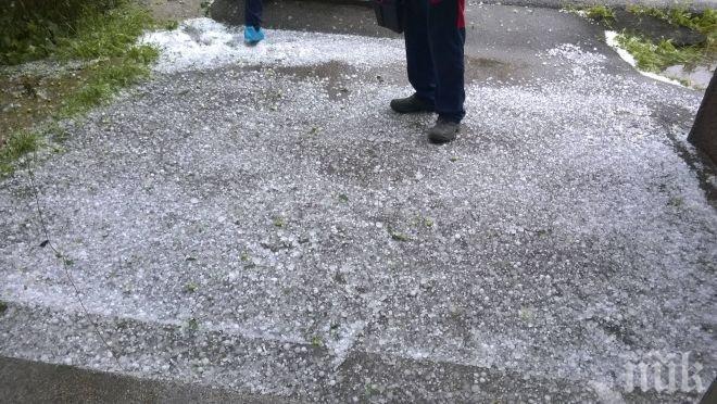 Апокалиптична градушкa се изсипва над плаж в Русия (видео)