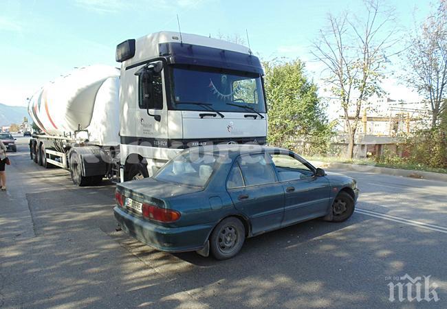 Мъж загина в зверска катастрофа с камион край Луковит