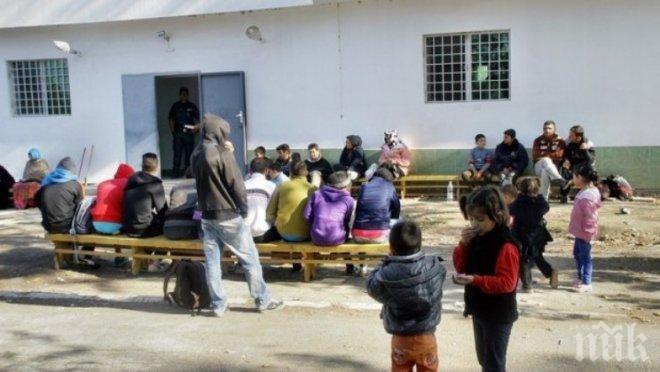 Бежанците останаха без охрана