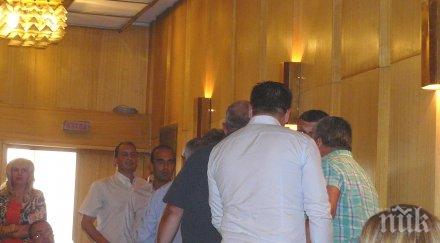 потрес общинските съветници перник бият обиждат хамали снимки видео