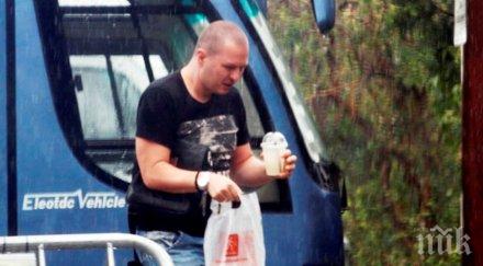 пик гъмзата без мерцедес заради слави подкара стар джип папарашки снимки