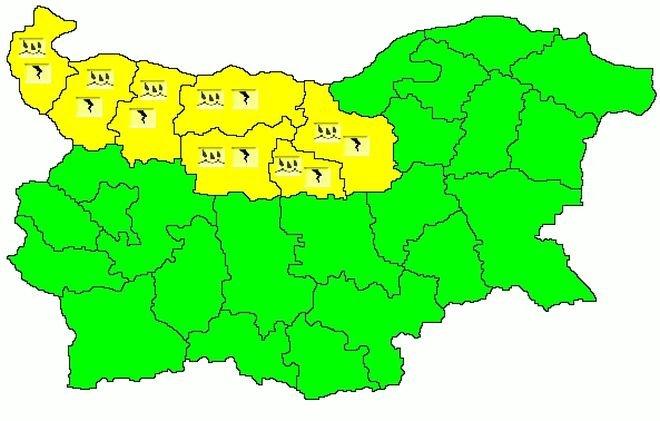 Жълт код за валежи и гръмотевици в седем области утре
