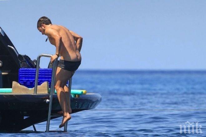 Марио Гьотце се забавлява по голо дупе на яхта с красивата си приятелка (снимки)