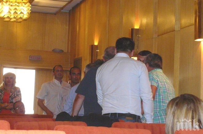 Потрес! Общинските съветници в Перник се бият, обиждат се като хамали (снимки и видео)