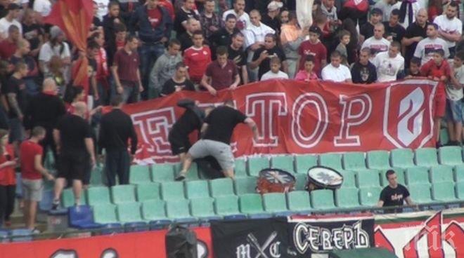 Екшън в сектор Г: Набиха фен, разположил се на седалка с гръб към терена (видео)