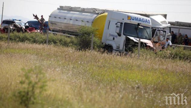 Сблъсък на ТИР и цистерна с дизел блокира пътя край Петрич