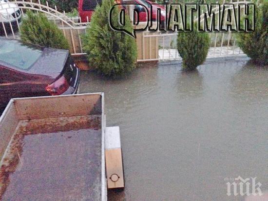 В Приморско дъждът спря, туристите плъзнаха по басейните и баровете (снимки)