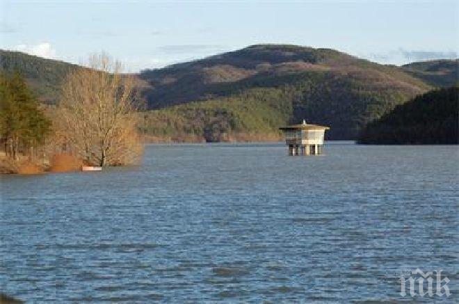 Язовир Ясна поляна край Бургас е прелял