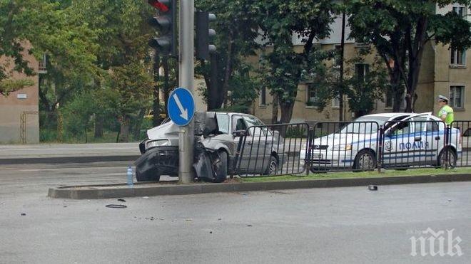 Млад шофьор се заби в светофар в Пловдив 
