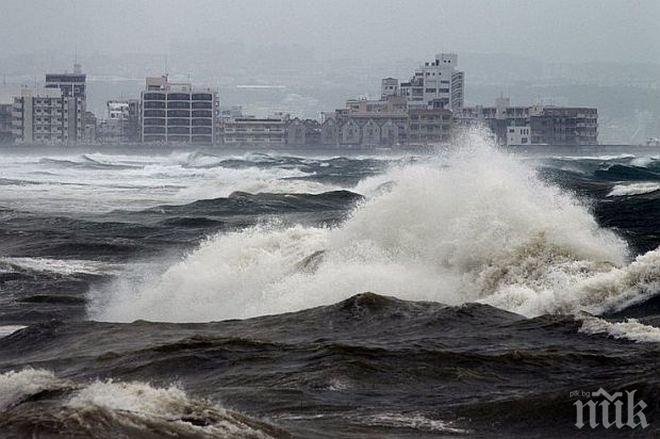 Китайският град Фенхуан е под вода, над 50 000 души са евакуирани