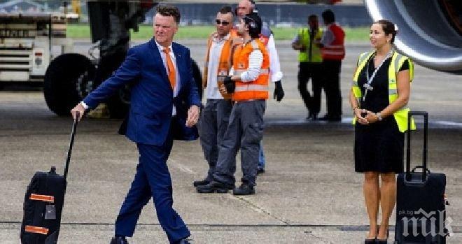 Ван Гаал пристигна в Манчестър и веднага пое към базата в Карингтън