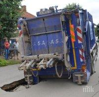 Улична дупка погълна цял камион