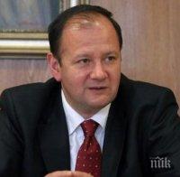 Шефът на Народното събрание Миков се забавлява в компанията на полугола жена (уникален кадър)