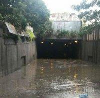 Жесток порой на морето! Улици във Варна станаха реки, в 