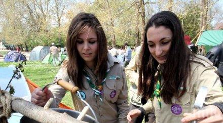 показват ученици устройва бивак