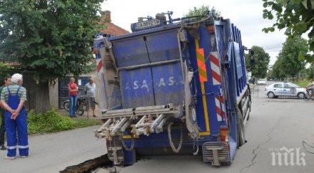 улична дупка погълна цял камион